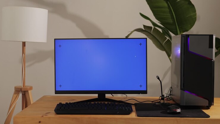 Computer mit Chroma-Key-Greenscreen auf dem Monitor. Gamer spielt beliebte Videospiele. Programmierer oder Hacker codiert und arbeitet in Netzwerken, Cyberspace. Digitale Software, Entwicklung mobiler Apps. Männlicher Spezialist codiert. Webdesign. Hochwertiges 4K-Filmmaterial.