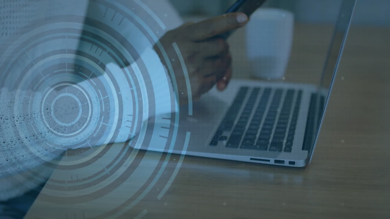 animação de escaneamento de escopo e processamento de dados sobre empresária biracial usando smartphone