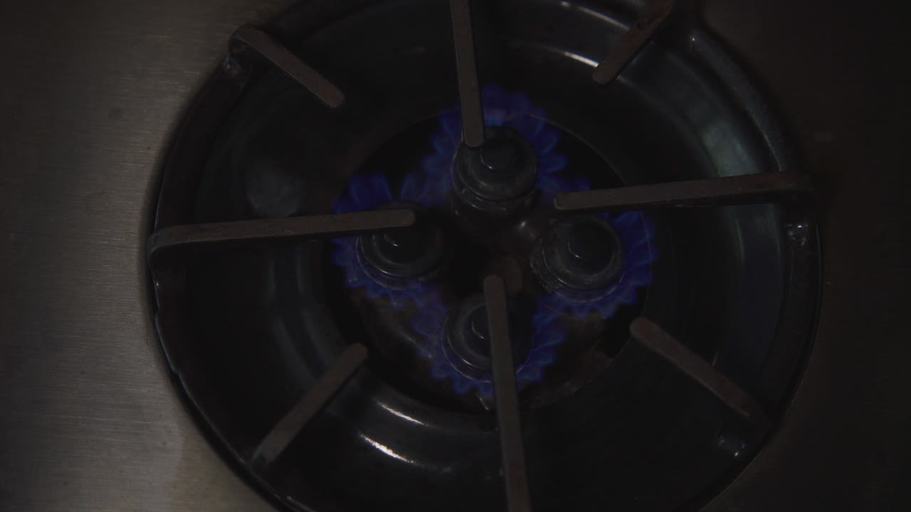 가정용 주방 스토브에 불이 붙은 탑샷