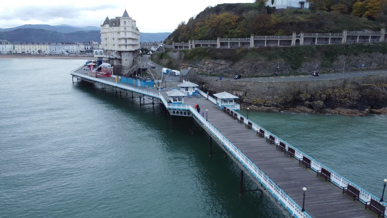 llandudno pier 역사적인 빅토리아 목조 해변 랜드마크 조감도가 그랜드 호텔을 향해 낮게 이동합니다.