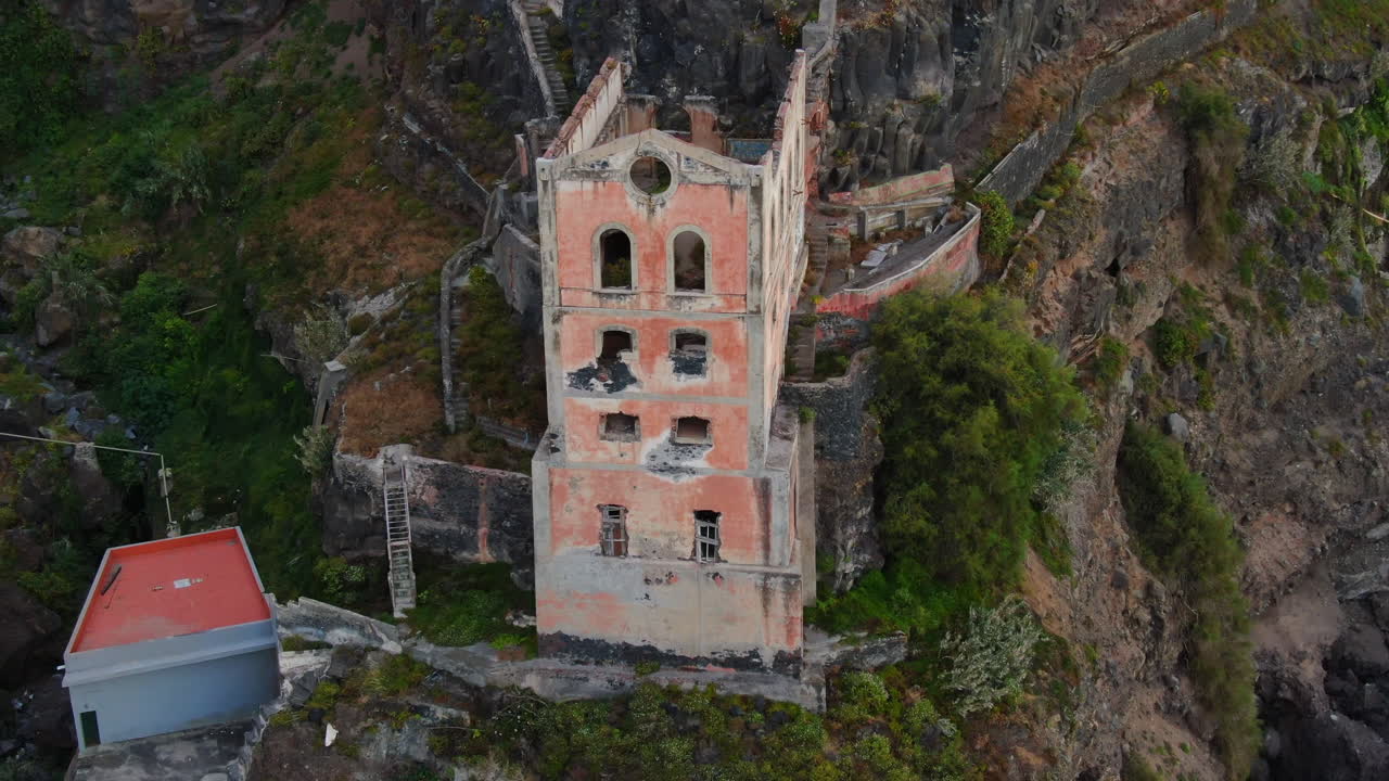테네리페 섬에 있는 카사 해밀턴의 손된 우아함을 탐구합니다.