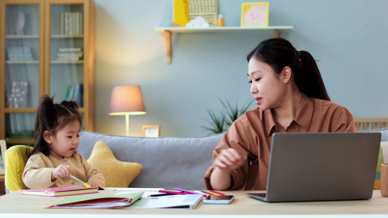 아시아 여성이 노트북에서 일하고 있습니다.