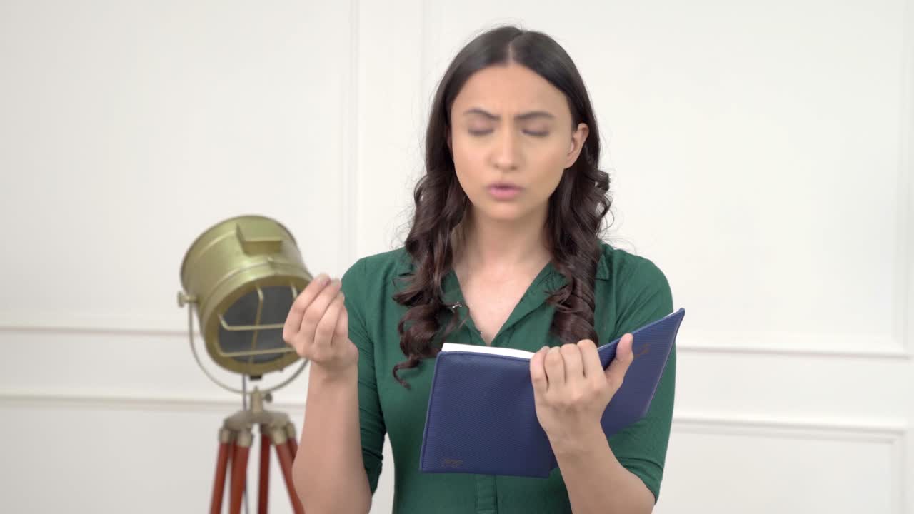 mujer india recitando un poema