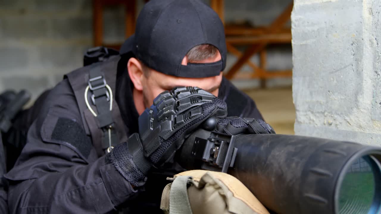 훈련 4k에서  ⁇ 안경과 라이플스코프를 통해 보는 코카시안 군인들의 클로즈업