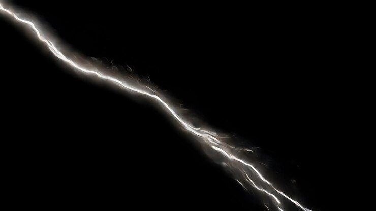 Fulmine animato che si abbatte su sfondo nero