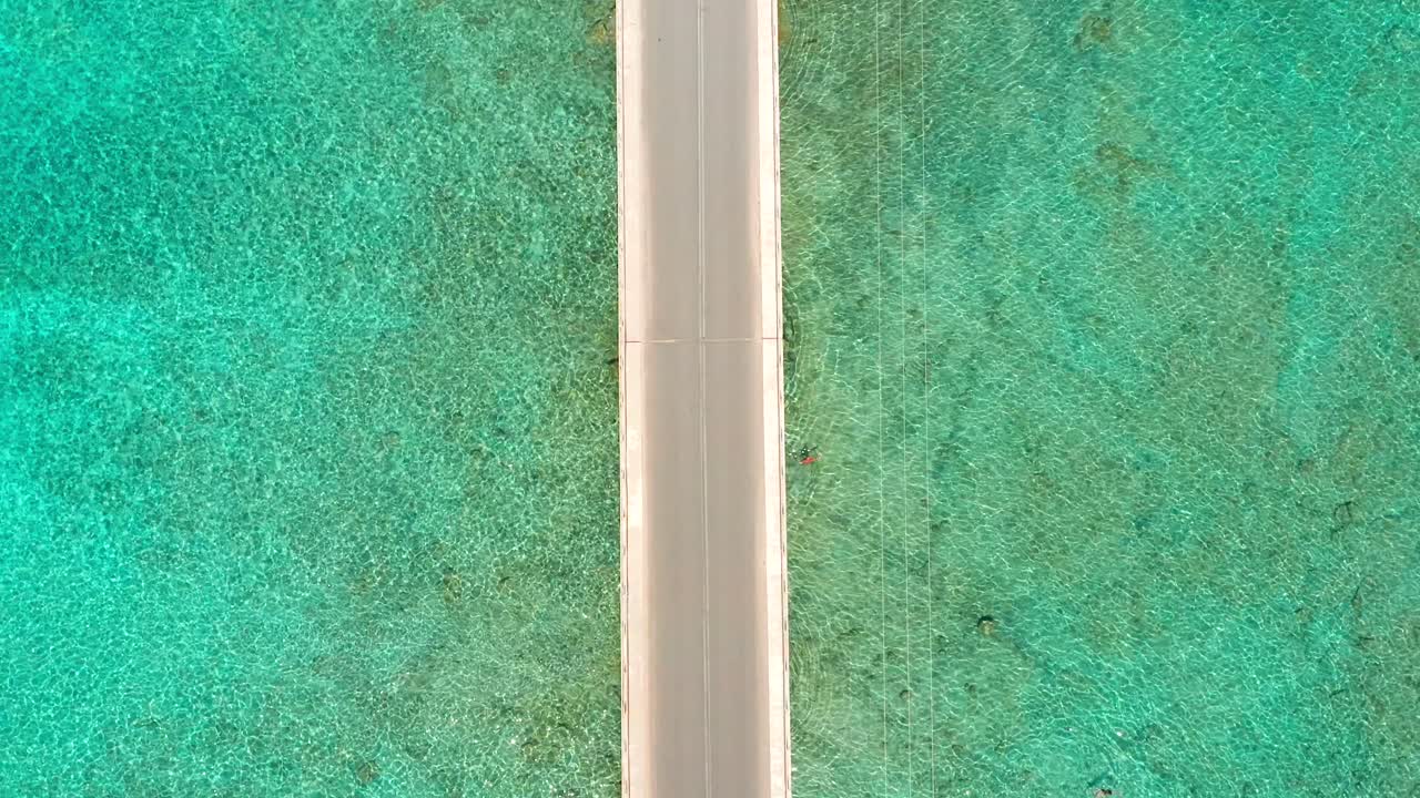 puente escénico diakofti sin que nadie pase por aguas cristalinas