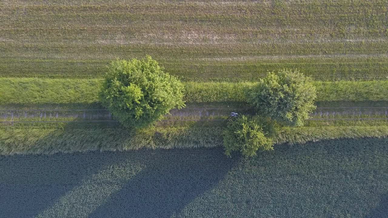 들판 옆 철로를 걷고 있는 남자