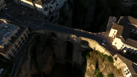 vista superior del puente nuevo en ronda, españa durante la puesta de sol - toma aérea de drones