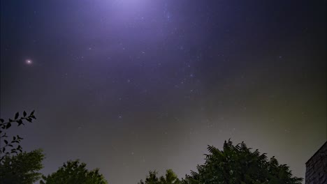 화려한 은하수 밤별은 밤에서 낮으로 시간 경과, 나무 실루엣
