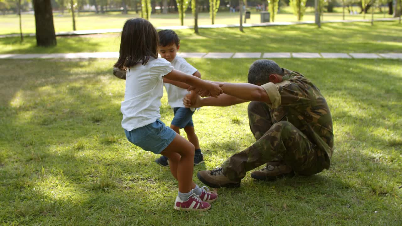 padre militar feliz jugando y divirtiéndose con sus hijos