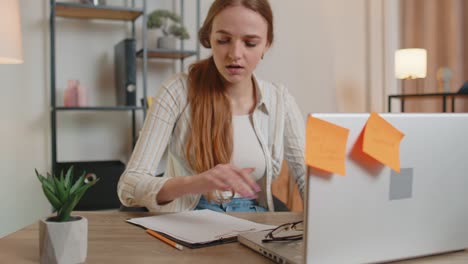 chica adulta nerviosa freelance confundida por la gran rutina de trabajo de computadora portátil cargando en el interior en la oficina de casa