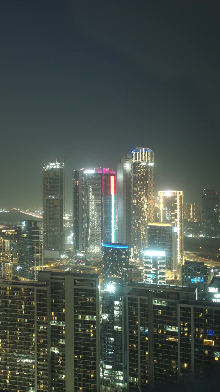 Time-lapse do horizonte de Dubai em transição do dia para a noite.