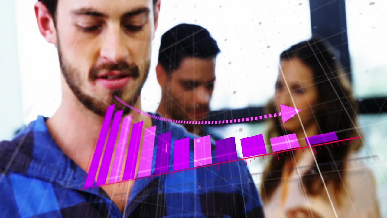 animación del procesamiento de datos estadísticos contra un hombre caucásico que usa un teléfono inteligente en la oficina