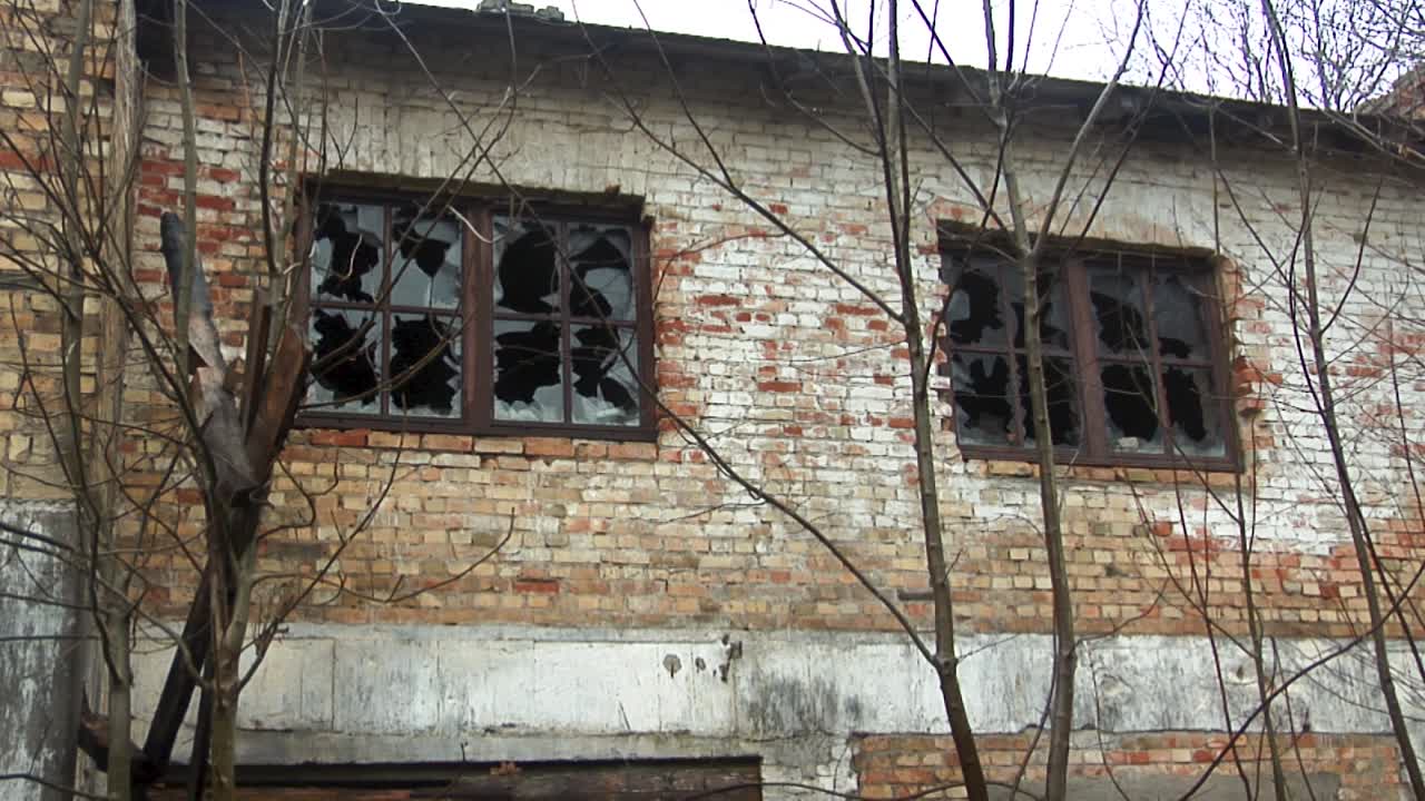 화재 재해 사고 후 불타버린 벽돌집의 폐허