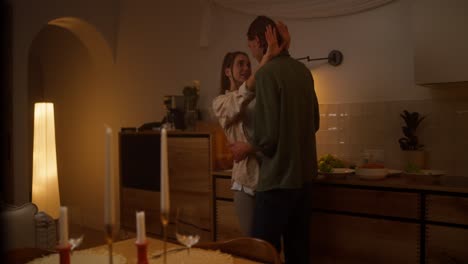 pareja bailando en la cocina por la noche