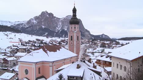 una chiesa in un villaggio tirolese innevato nelle alpi in austria svizzera italia slovenia o un paese dell'europa orientale