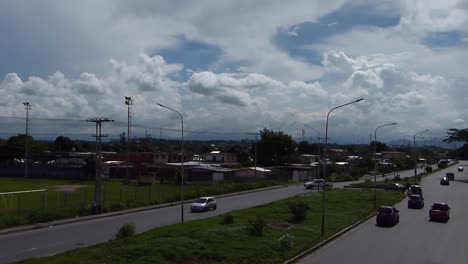 Calle-Transitada-Por-Vehículos,-Con-Leve-Flujo