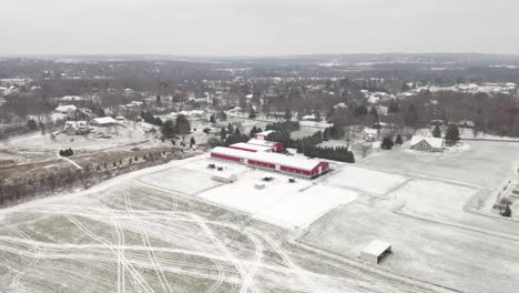 la antena de invierno del granero rojo en wisconsin
