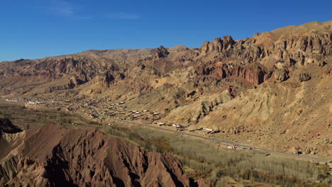 vista panorámica desde la ciudad roja de la ciudad rural en el paisaje montañoso en bamyan, afganistán