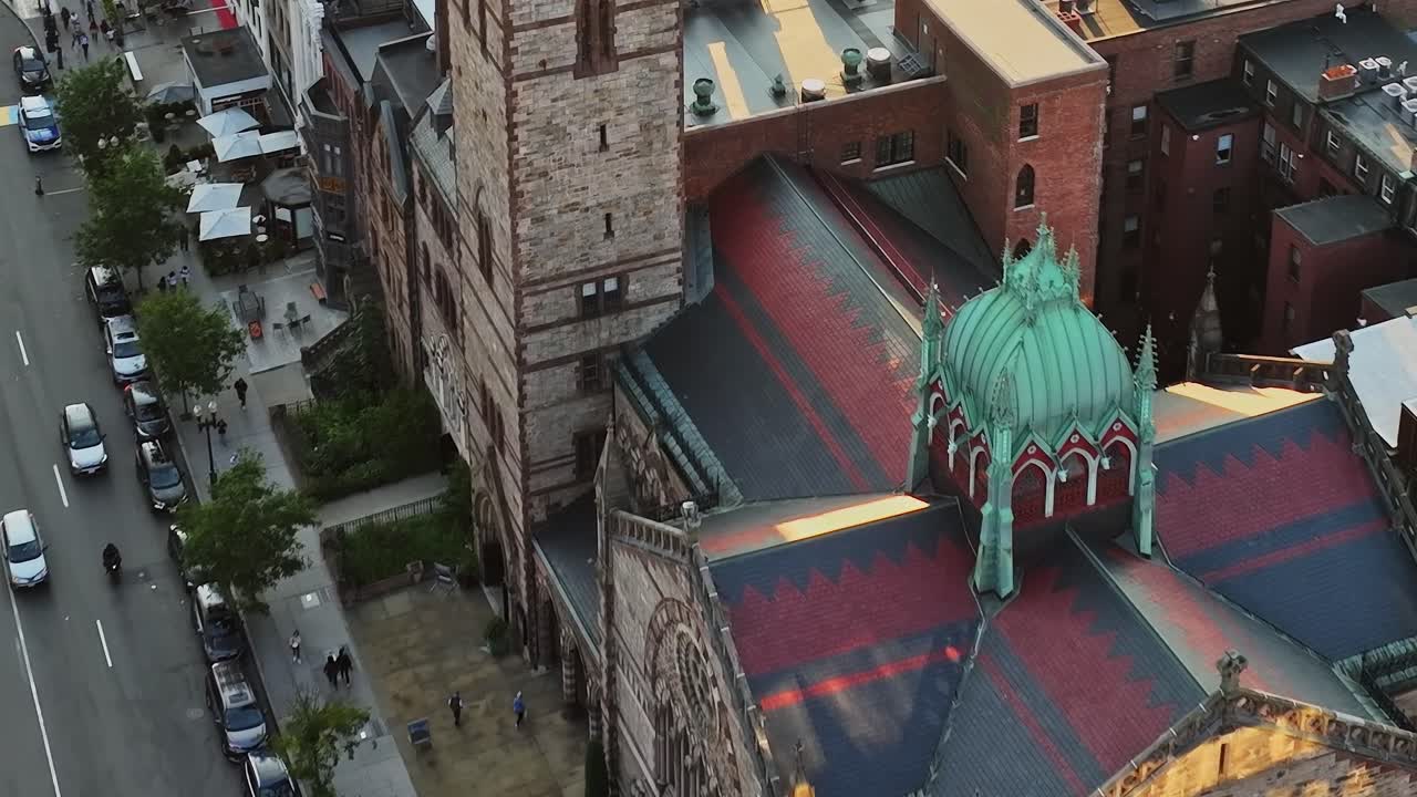 Vista aerea di un edificio storico in una città degli Stati Uniti nel tardo pomeriggio