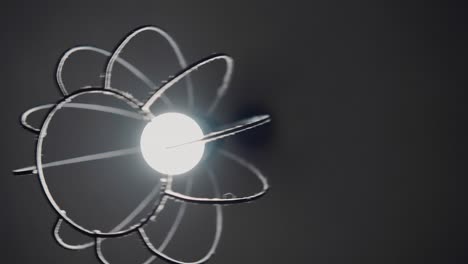 la linterna metálica en el techo brilla con una luz fría y se tambalea de un lado a otro. iluminación dinámica