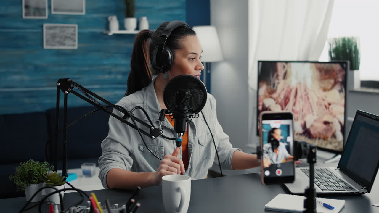 SoMe-influencer, der bruger en moderne bærbar computer, mens hun streamer et podcastshow