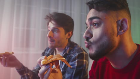 amigos comiendo pizza.