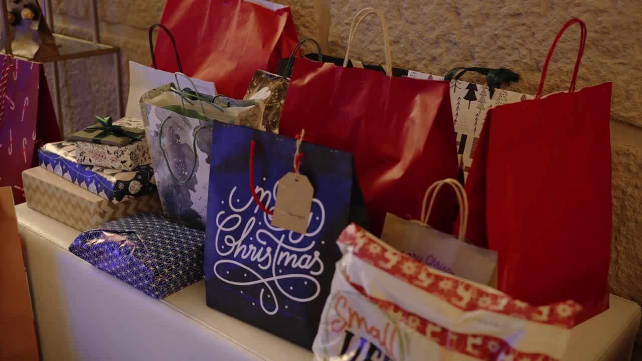 colección de bolsas de regalos de navidad y regalos envueltos