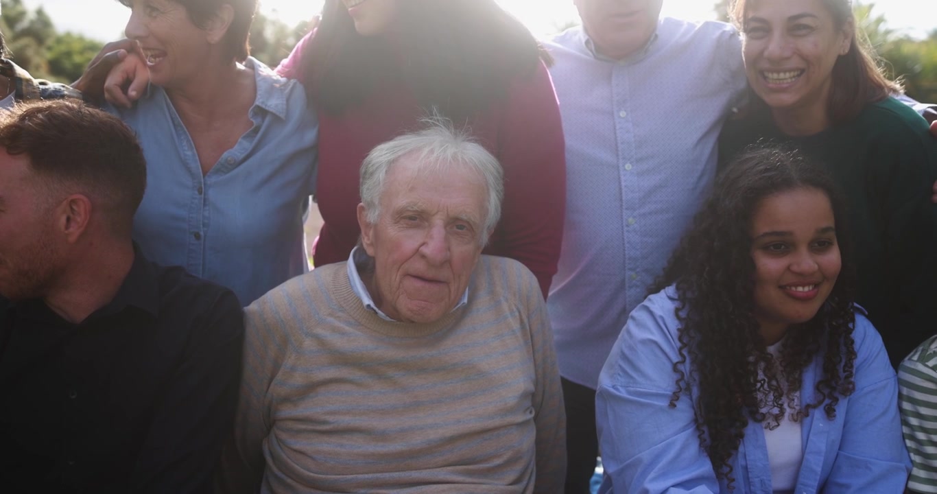 Felice gruppo multigenerazionale e diversificato di persone sorridenti all'aperto