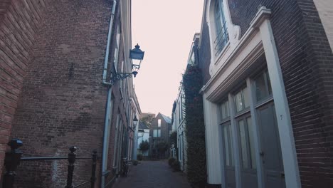 Dolly-Trough-Zwielichtige-Alte-Kleine-Dunkle-Gasse-Im-Zentrum-Von-Bosch