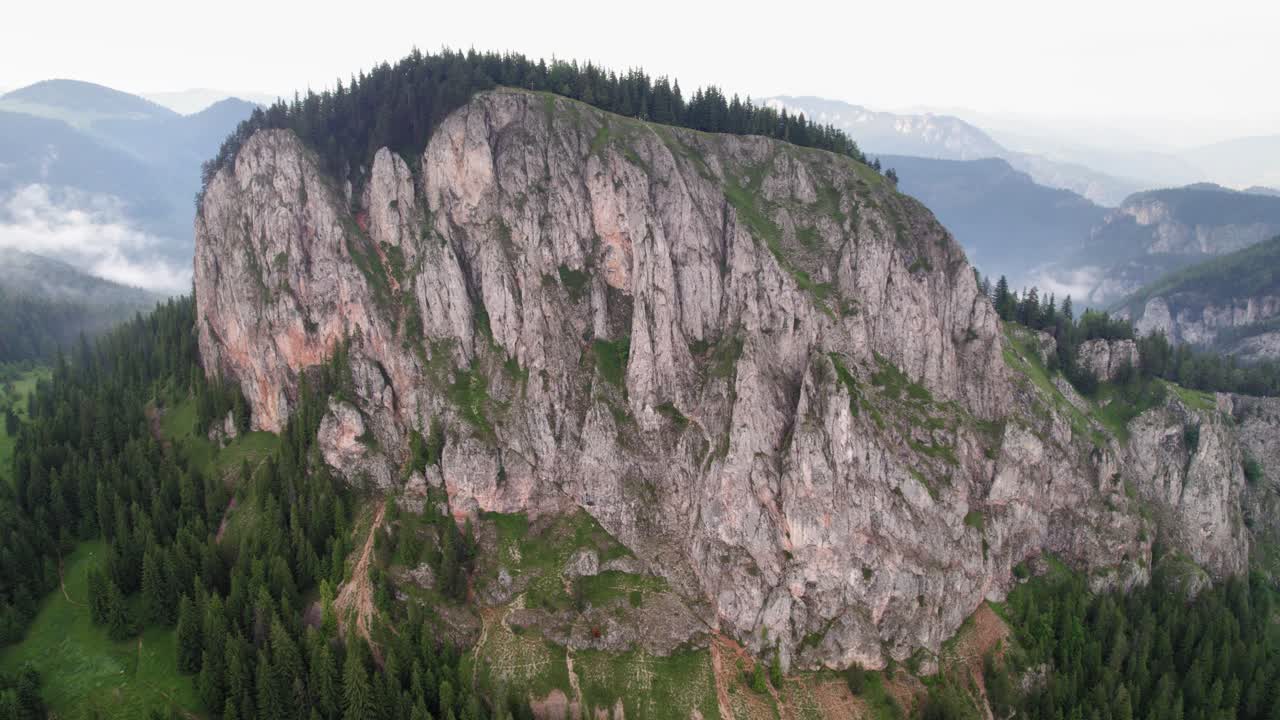 roca de montaña gigante de pie solo entre las montañas, vista de avión no tripulado