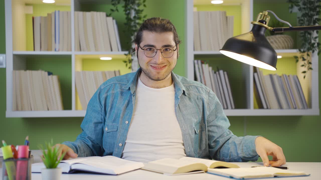 un estudiante masculino feliz y seguro de sí mismo que estudia.