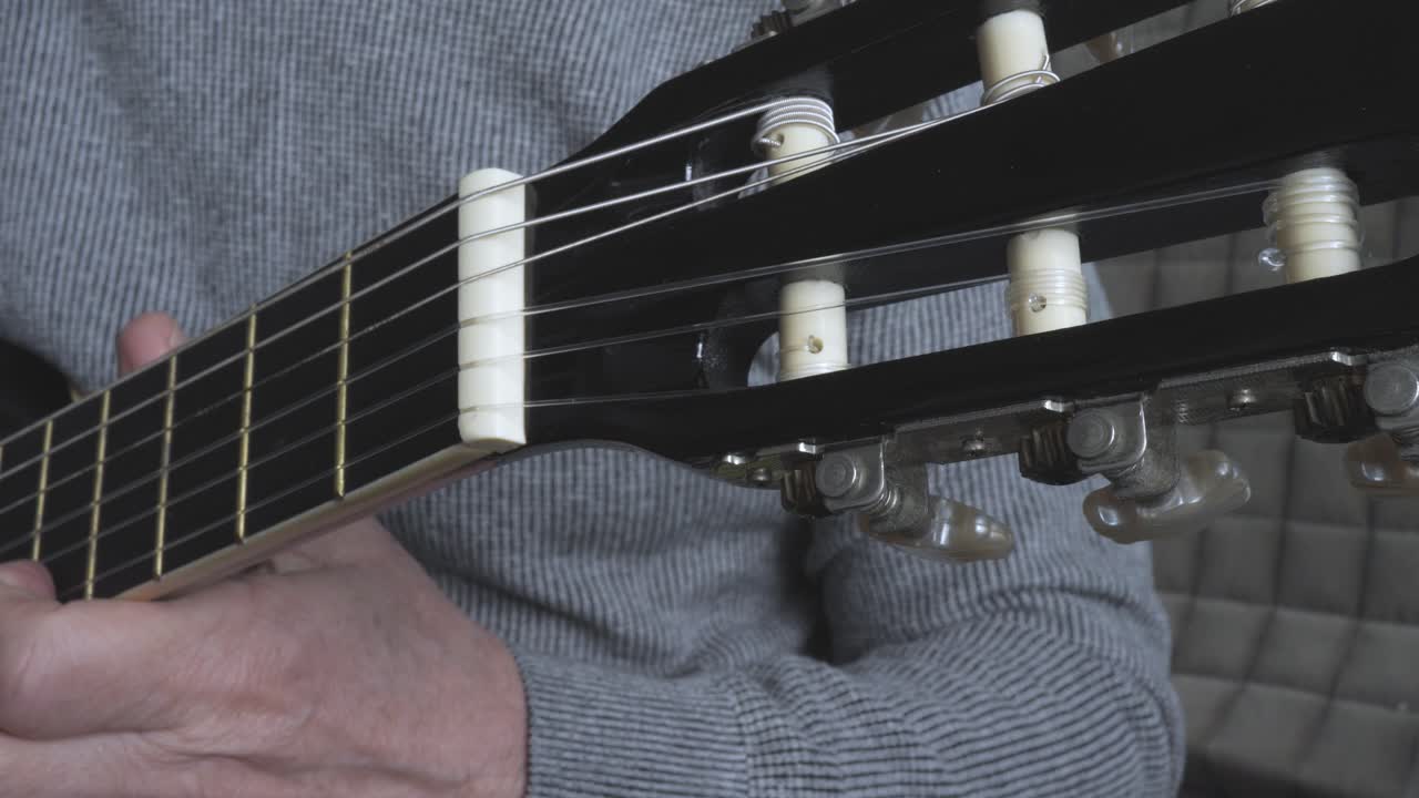 남자 기타리스트 음악 악기의 튜닝 소리