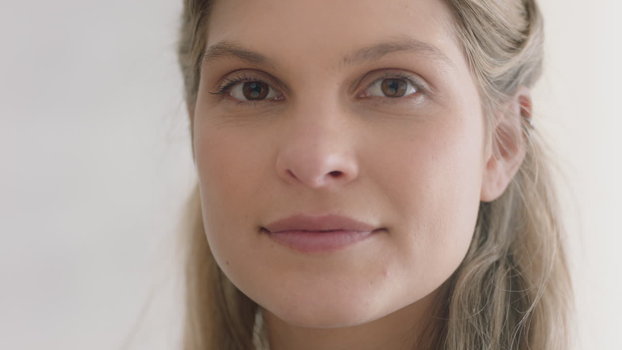 retrato de una hermosa mujer caucásica sonriendo feliz belleza femenina concepto de imágenes 4k