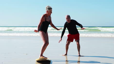 Älterer-Mann-Trainiert-Frau-Am-Strand-