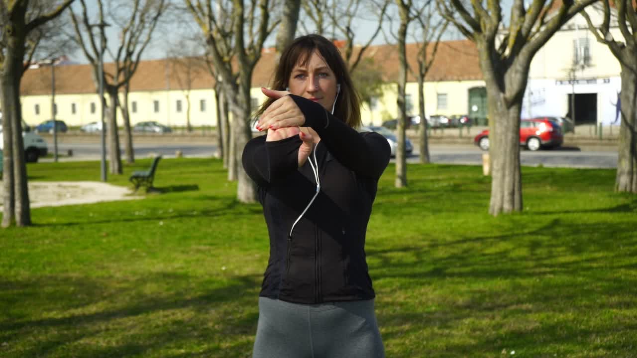 mujer joven deportiva enfocada haciendo ejercicio en el parque
