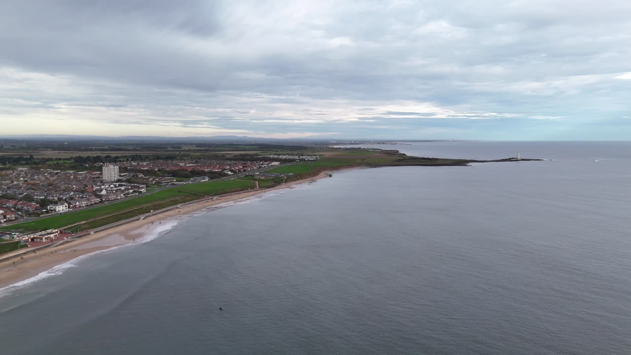 Vista aerea da drone della spiaggia di Whitley Bay, città balneare britannica, Tyne and Wear, costa nord-orientale inglese