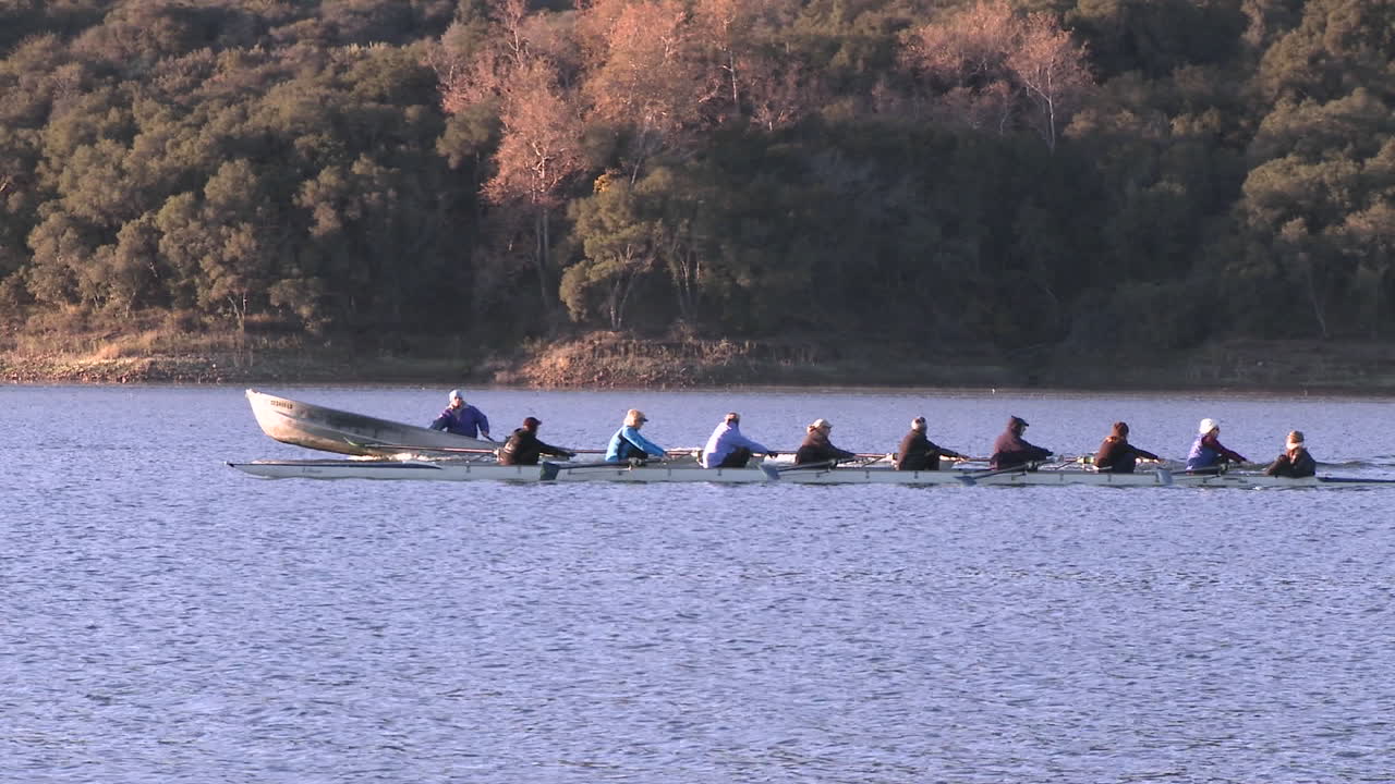 오크 뷰 캘리포니아 1의 레이크 카시타스에서 8인 로잉 스윕 및 더블 스컬