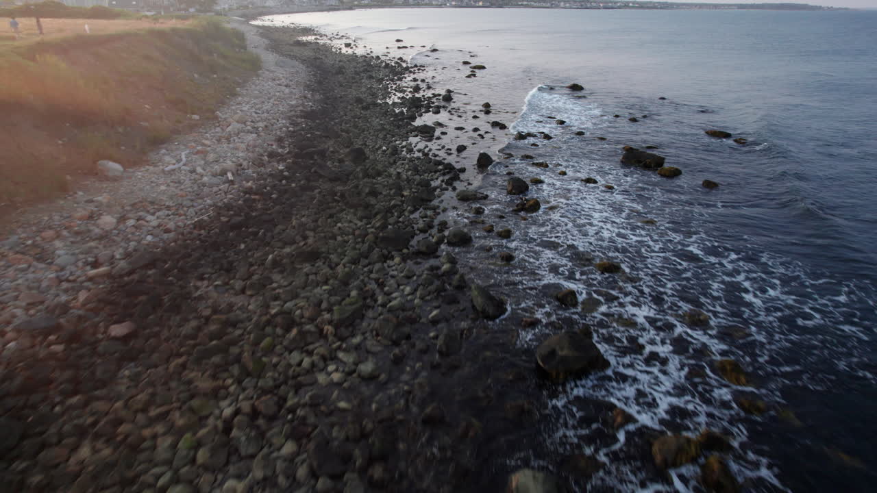 vuelo de aviones no tripulados sobre la costa de la bahía de narragansett en rhode island durante la marea baja