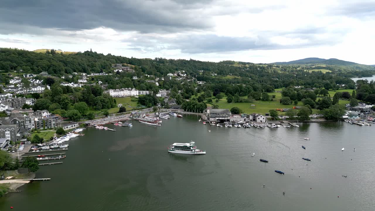 Rekaman udara Bowness on Windermere, sebuah kota wisata yang luas di tepi Danau Windermere.