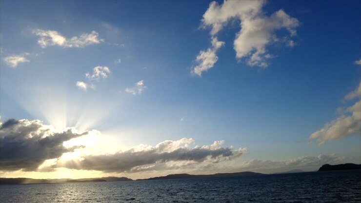 Timelapse de las Islas Whitsunday con nubes moviéndose por el cielo durante el amanecer, Queensland, Australia.