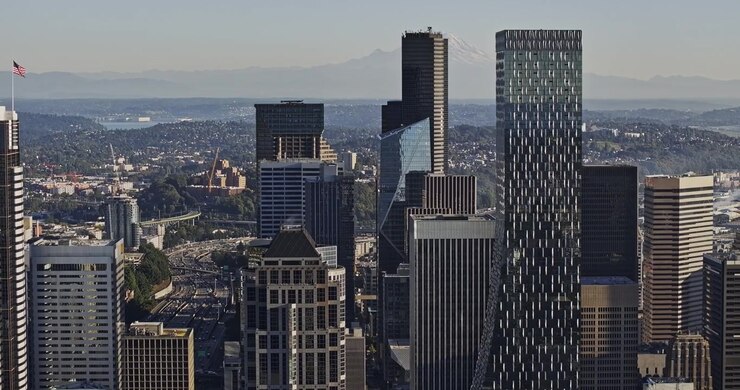 Sobrevuelo aéreo v163 con zoom 3x y seguimiento desde la zona ribereña y el área industrial de Sodo hacia el distrito financiero del centro de Seattle, Washington - Filmado con Mavic 3 Pro Cine - 6 de octubre de 2023
