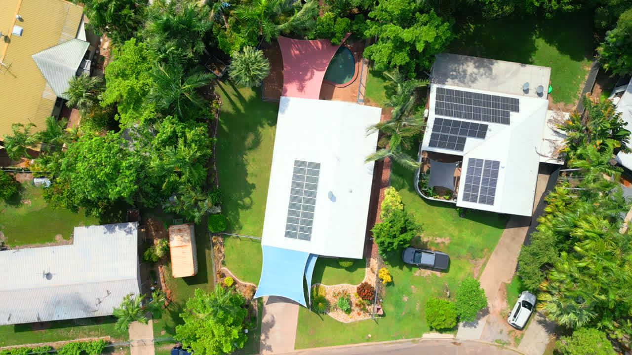 toma de drone aéreo giratorio de una casa residencial suburbana con panel solar esg ecológico en el techo