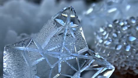 cristales de hielo congelados con gotas de rocío