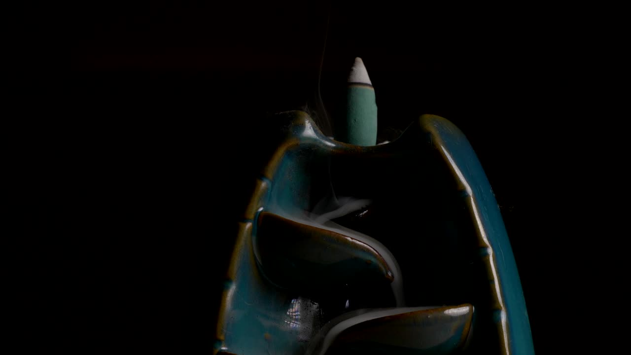 quema de incienso y humo que fluye suavemente por la superficie