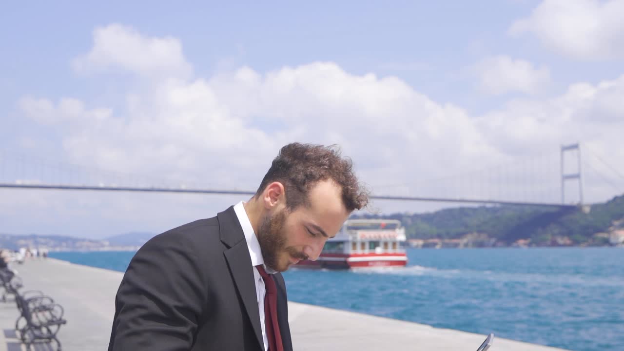 Uomo d'affari con il ponte del Bosforo di Istanbul e le navi sullo sfondo