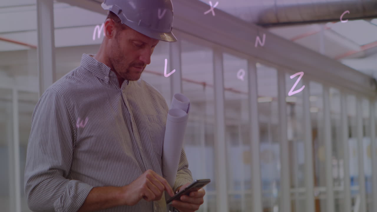 composición digital de múltiples alfabetos flotando contra un arquitecto masculino que usa un teléfono inteligente