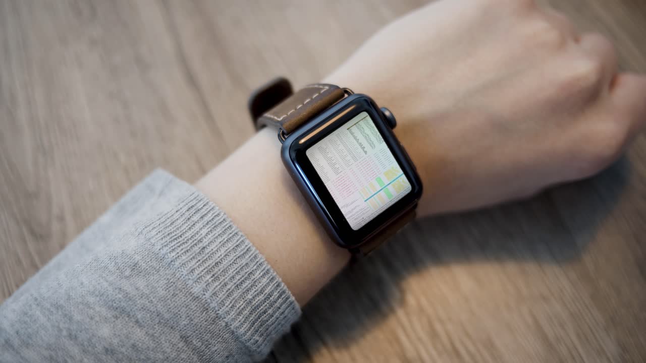 Smartwatch - Codice - Hack visualizzato sullo schermo - Primo Piano - Slow Motion