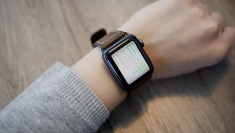 Smart-Watch---Code---Hack-Auf-Dem-Display---Nahaufnahme---Zeitlupe