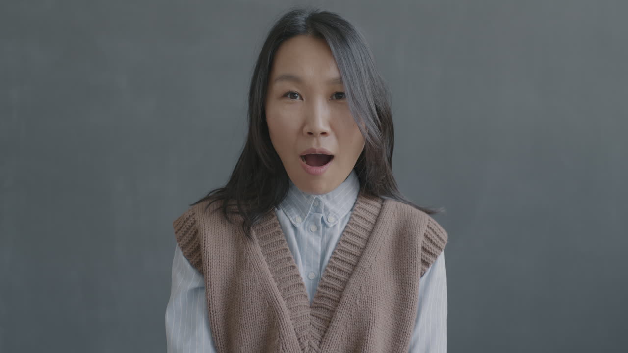 놀란 아시아 여성